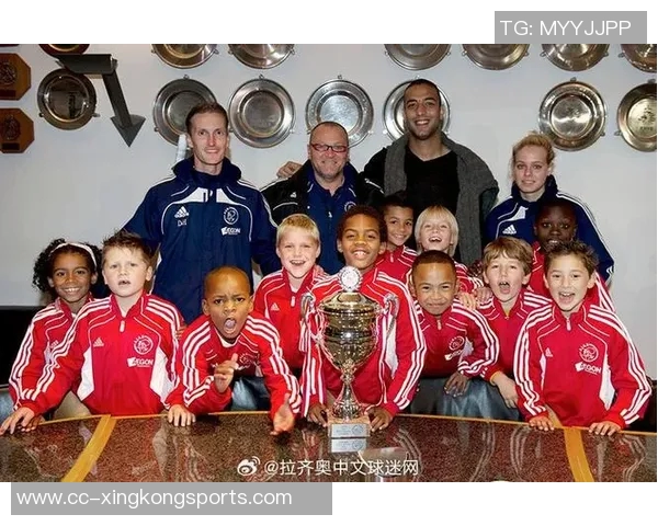 意大利媒体报道拜仁二队年轻中场哈维尔费尔南德斯有望加盟拉齐奥